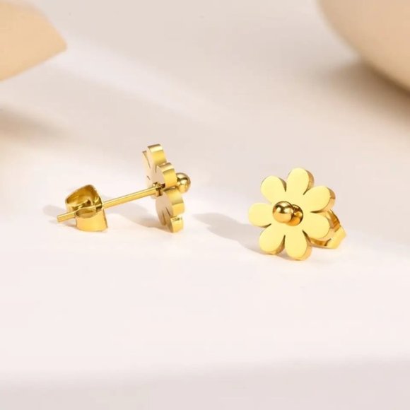 18k Gold Plated Daisy Flower Earrings - Picture 5 of 8